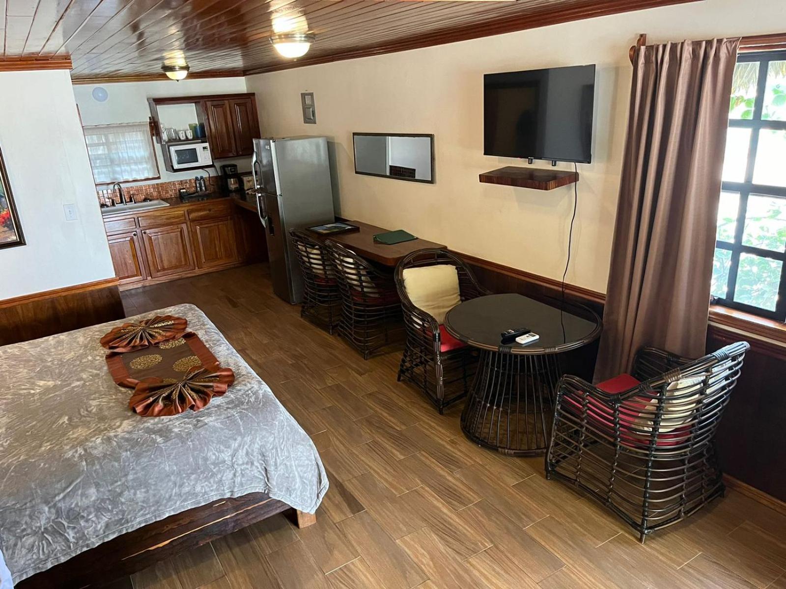 Captain Morgan'S Retreat San Pedro  Exteriör bild